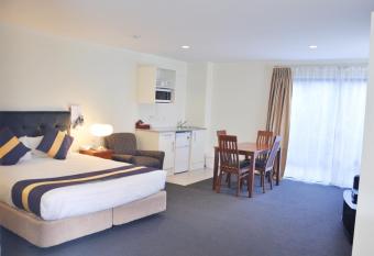 Royal Park Lodge has rooms with a private hot tub