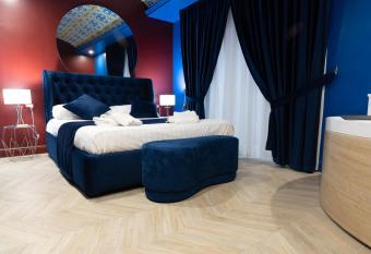 NapoliViva has rooms with a private hot tub