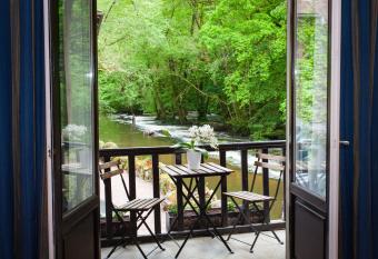 Le Moulin Des Ruats has Balcony rooms