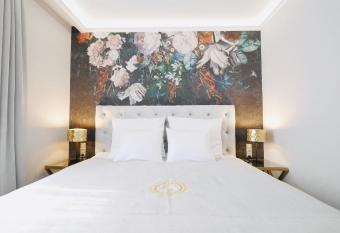 SZEWSKA 22 BOUTIQUE allows 18 year olds to book a room