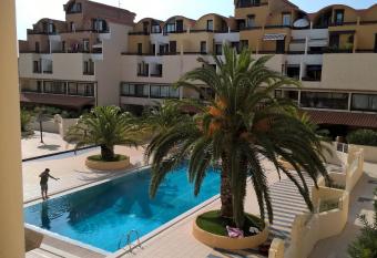 R  sidence les dromadaires allows 18 year olds to book a room