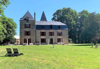 Le Domaine de la Briandais, exp  rience de sobri  t     lectromagn  tique allows 18 year olds to book a room