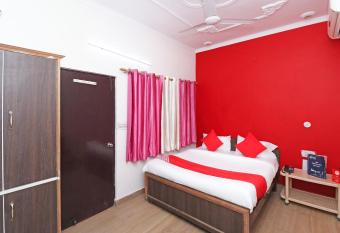 OYO 24700 Hotel Mahalaxmi Palace allows 18 year olds to book a room
