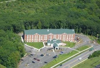 Hilton Garden Inn Mystic/Groton has rooms with a private hot tub