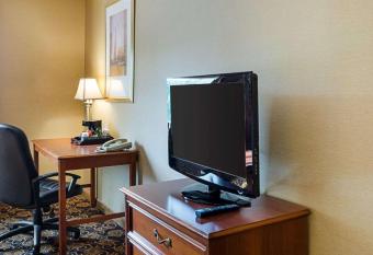 Comfort Inn Rockland - Boston has rooms with a private hot tub