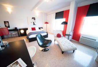 Days Inn by Wyndham Berthierville has rooms with a private hot tub