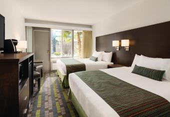 Days Inn by Wyndham Victoria Airport Sidney allows 18 year olds to book a room