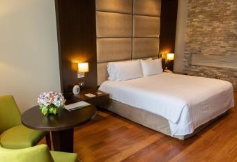 Manto Hotel Lima - MGallery has rooms with a private hot tub