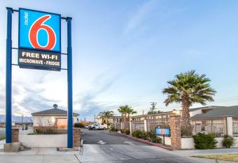 Motel 6 Mojave Airport has Smoking rooms