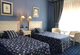 Hotel Leonor Mir  n has rooms with a private hot tub