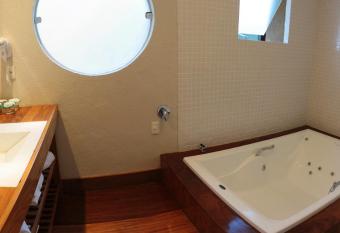 Rio B  zios Boutique Hotel has rooms with a private hot tub