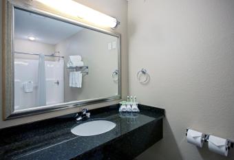 Holiday Inn Express & Suites Green Bay East By IHG has rooms with a private hot tub