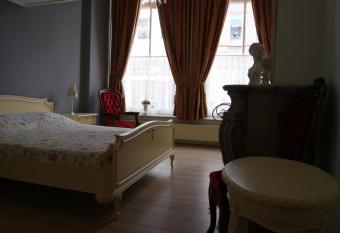 De Zevenster  allows 18 year olds to book a room