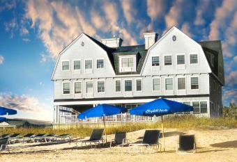 Elizabeth Pointe Lodge allows 18 year olds to book a room