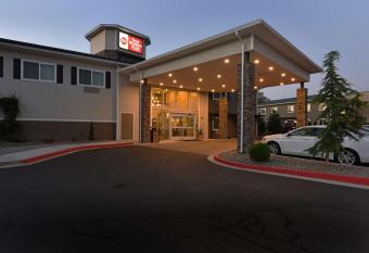 Best Western Plus Vintage Valley Inn has rooms with a private hot tub