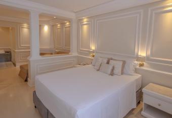 Lizon Curitiba Hotel has rooms with a private hot tub