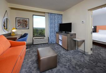 Hampton Inn & Suites Greenville/Spartanburg I-85 has rooms with a private hot tub