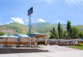 Howard Johnson by Wyndham Brigham City has Smoking rooms