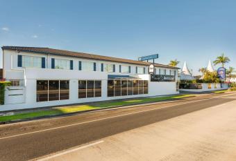 Comfort Inn All Seasons has rooms with a private hot tub