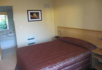 Alhambra Oaks Motor Lodge has rooms with a private hot tub