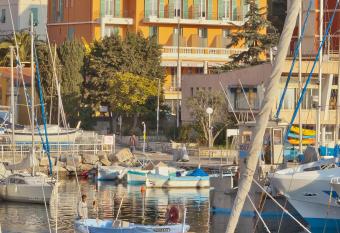 Hotel De La Darse has Balcony rooms