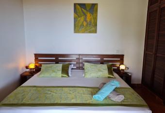 Chambre d hotes  has rooms with a private hot tub