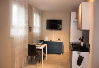 Centre Ville Chateau allows 18 year olds to book a room