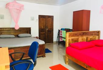 Yapahuwa Relax Stay has rooms with a private hot tub