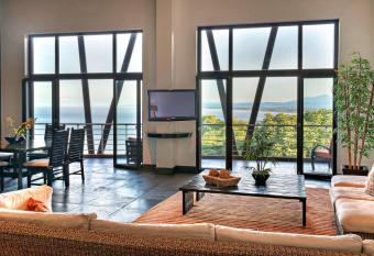 Los Altos Resort has rooms with a private hot tub