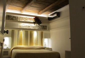 Albergo Del Centro Storico has rooms with a private hot tub