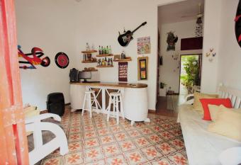 La Puerta Roja Guest House has Smoking/Balcony rooms