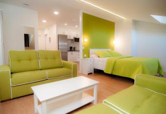 Los Rodeos Luxury Vivienda Vacacional allows 18 year olds to book a room