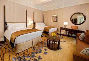 Fairmont Peace Hotel On the Bund (Start your own story with the BUND) has rooms with a private hot tub