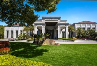 Xijiao State Guest Hotel has rooms with a private hot tub