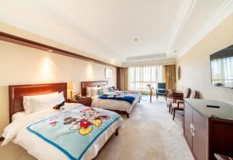 Maritim Hotel Taicang Garden has rooms with a private hot tub