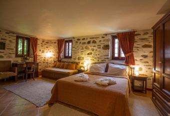 Anovolios Boutique Hotel has rooms with a private hot tub