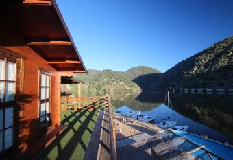 Douro Yacht Charter & Bungalows has Balcony rooms