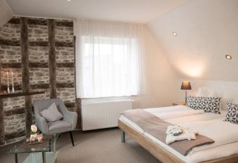 PIEPers Landidyll Hotel has rooms with a private hot tub