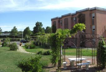 Hotel Au Sans Souci allows 18 year olds to book a room