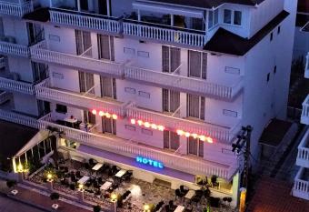 Gold Stern allows 18 year olds to book a room