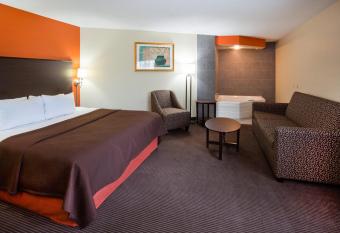 AmericInn by Wyndham Plover Stevens Point has rooms with a private hot tub