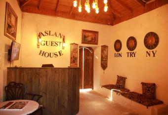 Aslan Guest House has Balcony rooms