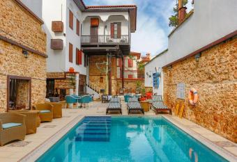 Atelya Art Hotel has Smoking/Balcony rooms