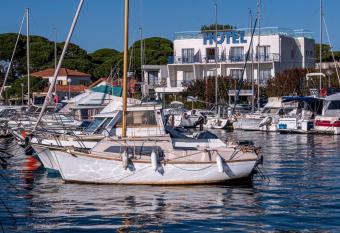 H  tel La Reine Jane has Balcony rooms