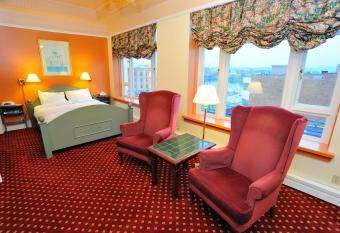 The Bedford Regency Hotel has rooms with a private hot tub