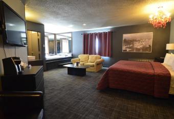 Hotel L'Express has rooms with a private hot tub