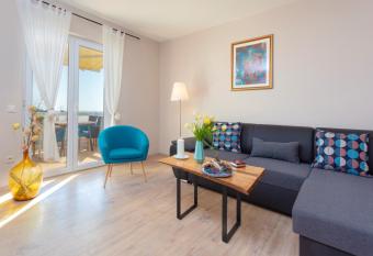 Peaceful apartment with beautiful view has Balcony rooms