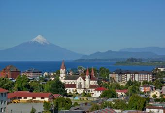Casa Familiar con Vista al campo y al lago has rooms with a private hot tub
