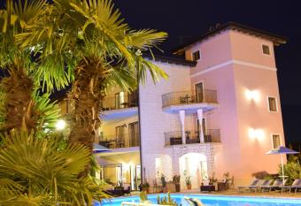 Residenza Le Due Torri has Balcony rooms