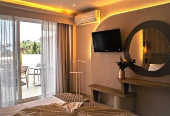 Blue Dream Palace Trypiti Beach Spa Resort & Hive water park has rooms with a private hot tub